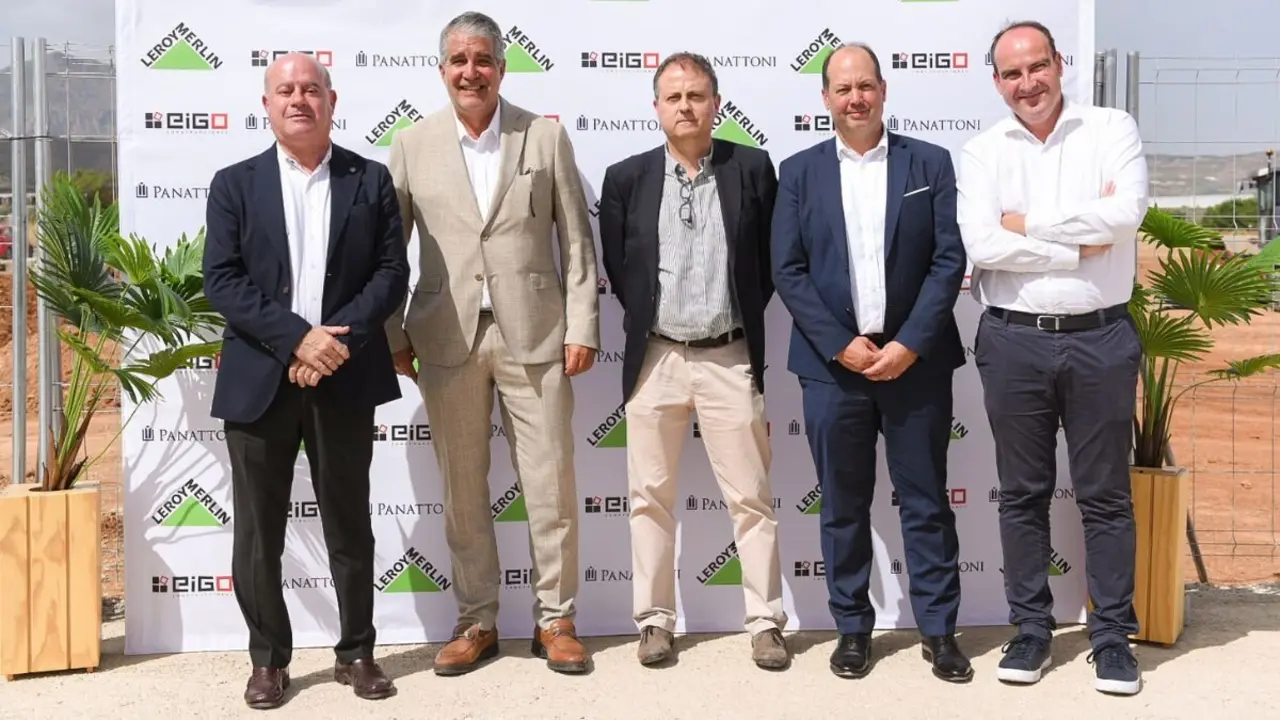 Acto de colocaci&oacute;n de la primera piedra del Leroy Merl&iacute;n de Antequera (M&aacute;laga). / Eigo