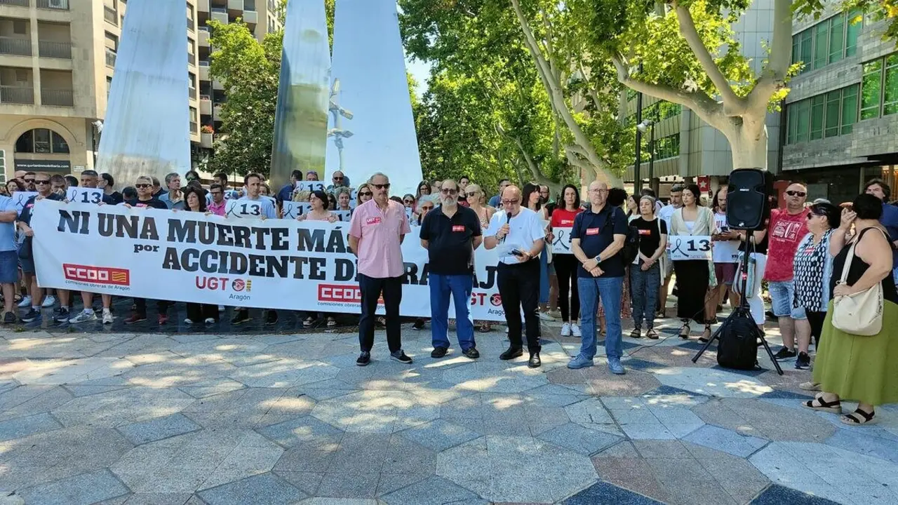 Concentraci&oacute;n de los sindicatos mayoritarios tras la &uacute;ltima v&iacute;ctima mortal en el trabajo.
- CCOO ARAG&Oacute;N