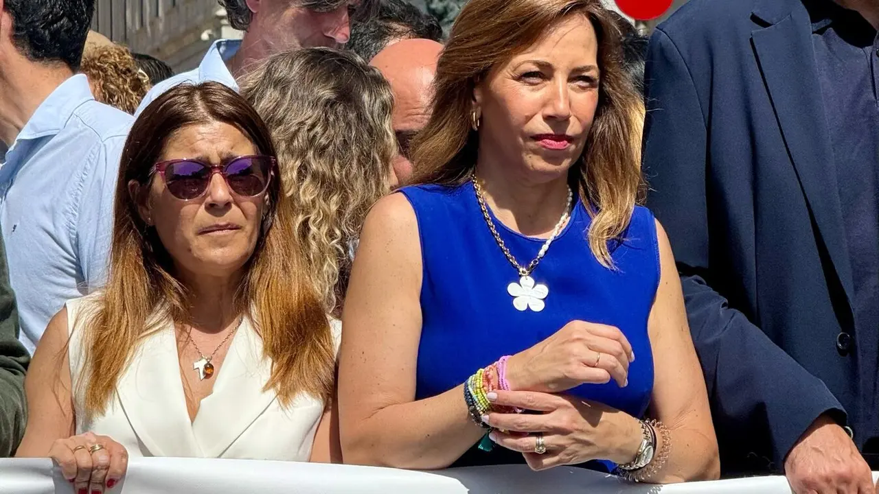 La alcaldesa de Zaragoza, Natalia Chueca, en la concentraci&oacute;n convocada por la Federaci&oacute;n Espa&ntilde;ola de Municipios y Provincias. /AZ
