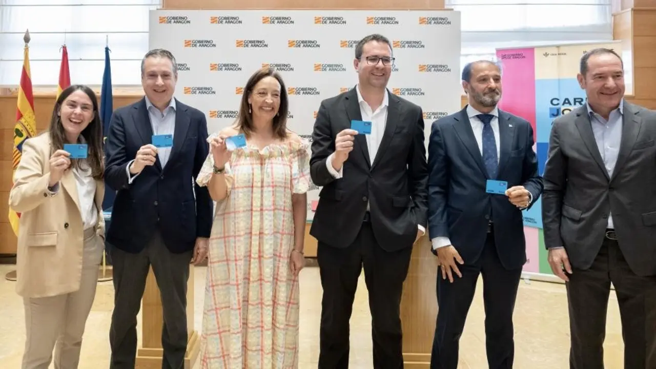 En la imagen, la Consejera Sus&iacute;n y la directora gerente del IAJ, Cristina Navarro, con los representantes de las tres entidades financieras. / Fabi&aacute;n Sim&oacute;n