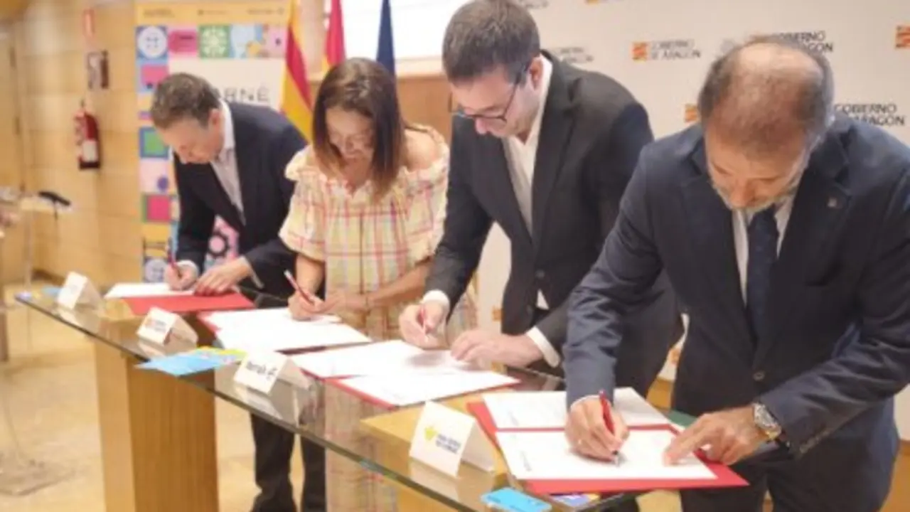 Firma del nuevo convenio. / CARN&Eacute; JOVEN