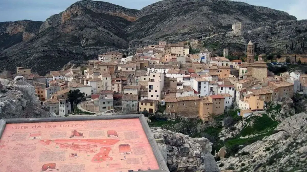 El pueblo de Teruel entre rocas y al borde de un barranco / Parque Cultural del R&iacute;o Martin