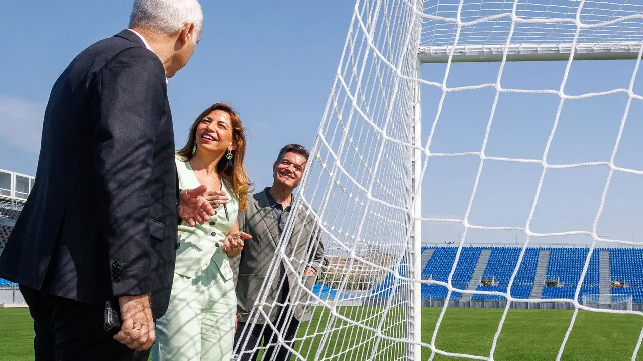 Imagen de la visita de la alcaldesa, Natalia Chueca, al estadio modular. /AZ