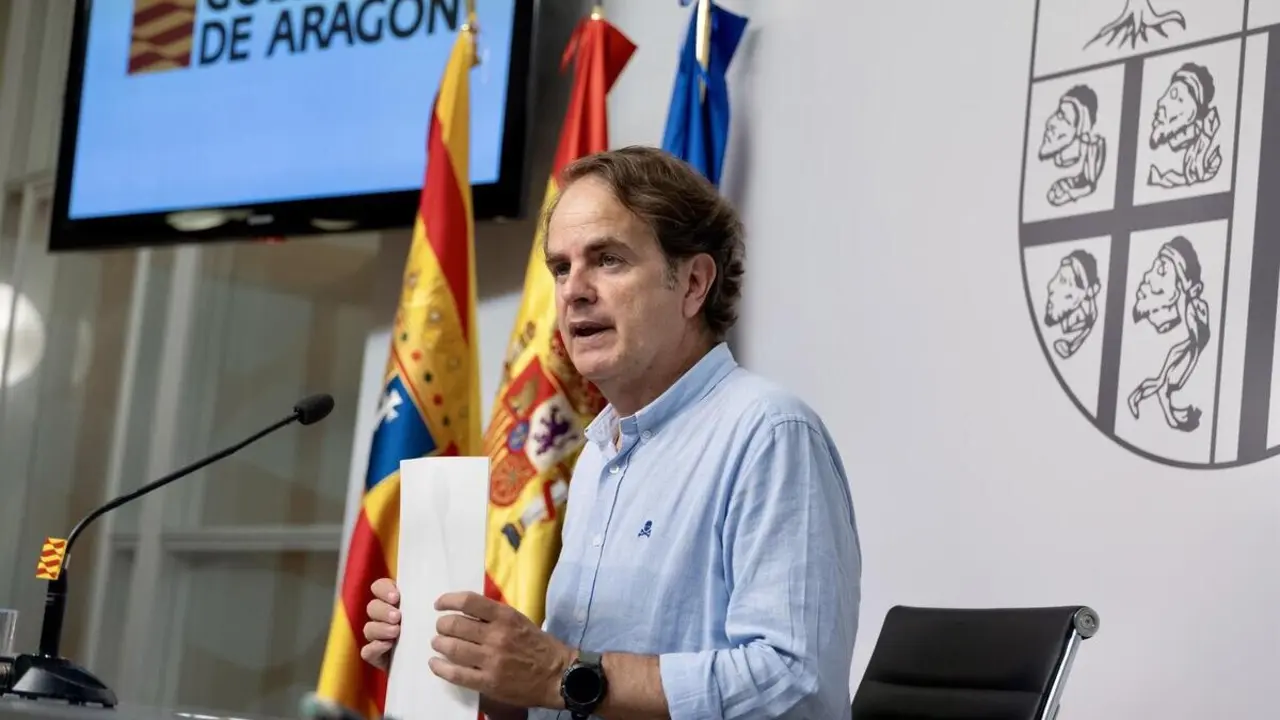 El consejero de Hacienda, Interior y Administraci&oacute;n P&uacute;blica, Roberto Berm&uacute;dez de Castro, este jueves en la sala de prensa del Edificio Pignatelli.
- FABIAN SIMON