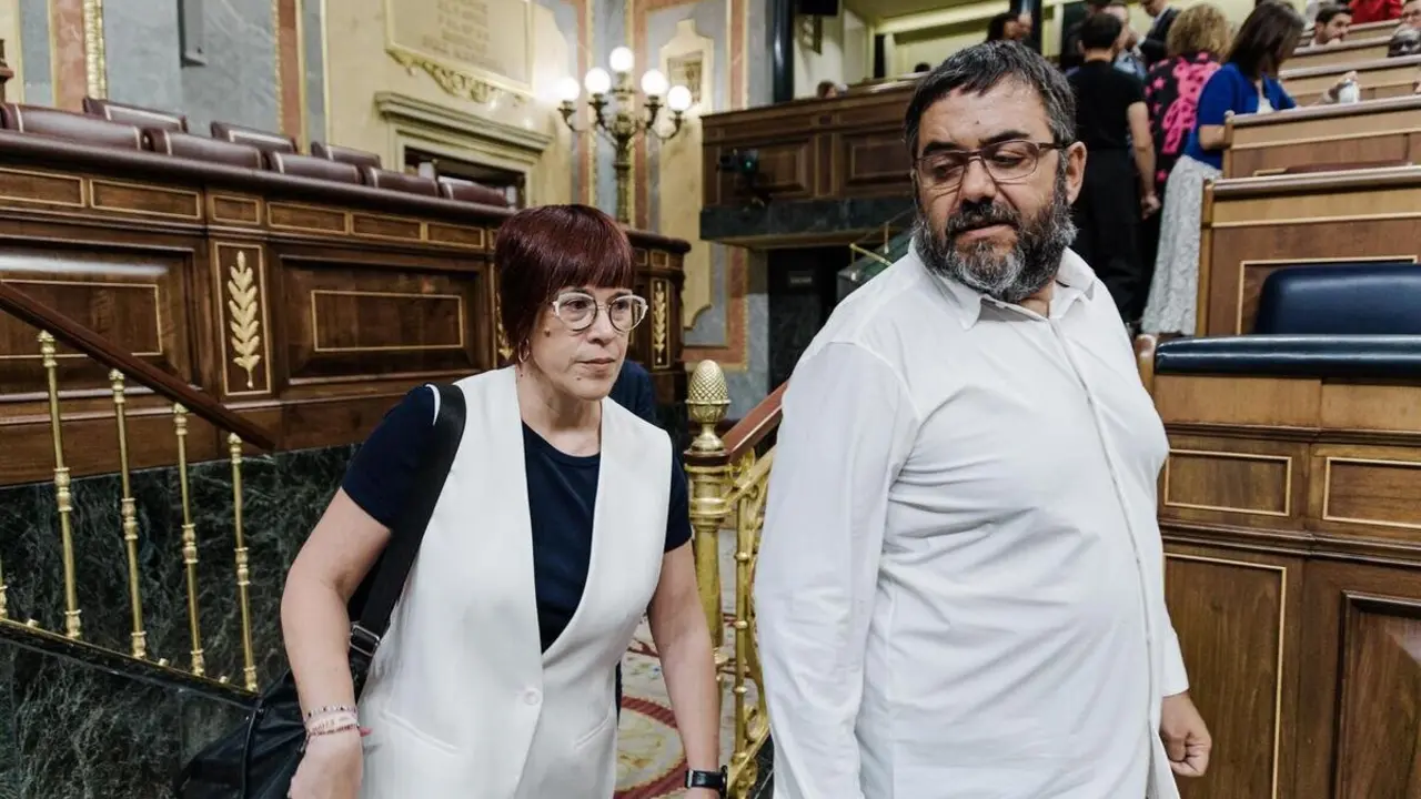 a portavoz de Compromis en el Congreso, &Aacute;gueda Mic&oacute; (I), durante la celebraci&oacute;n en el Congreso de los Diputados de una sesi&oacute;n plenaria, a 19 de junio de 2025, en Madrid (Espa&ntilde;a).
- Carlos Luj&aacute;n - Europa Press