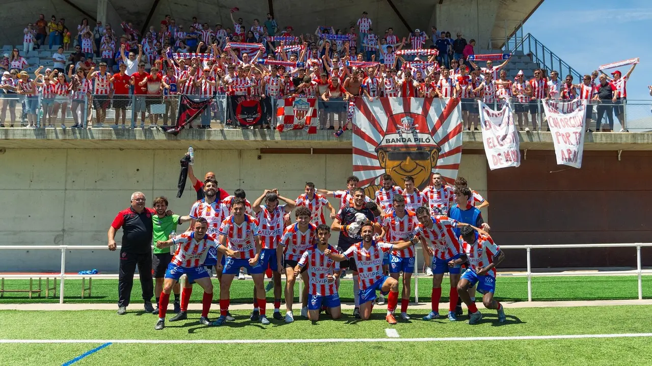 Plantilla y afici&oacute;n del Monz&oacute;n celebrando / Atl&eacute;tico Monz&oacute;n