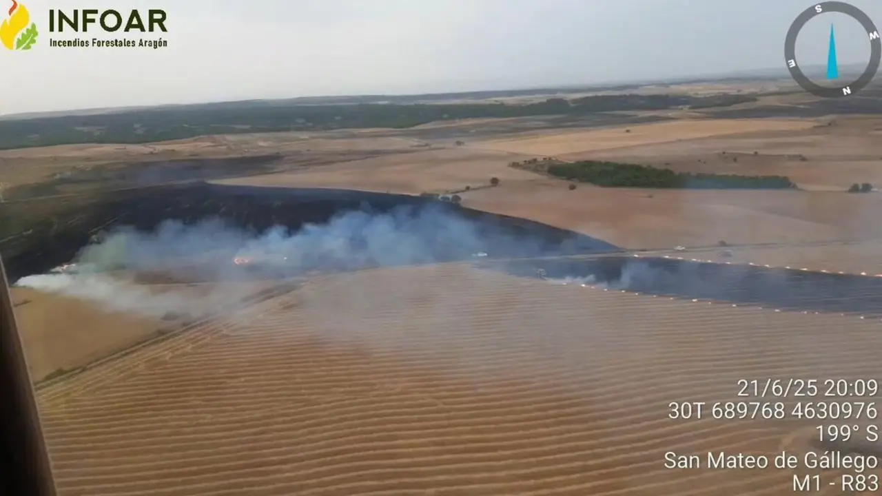 Imagen de este s&aacute;bado 21 de junio del incendio en un terreno agr&iacute;cola de San Mateo. INFOAR lo dio por controlado pasadas las 22.00 horas.
- INFOAR