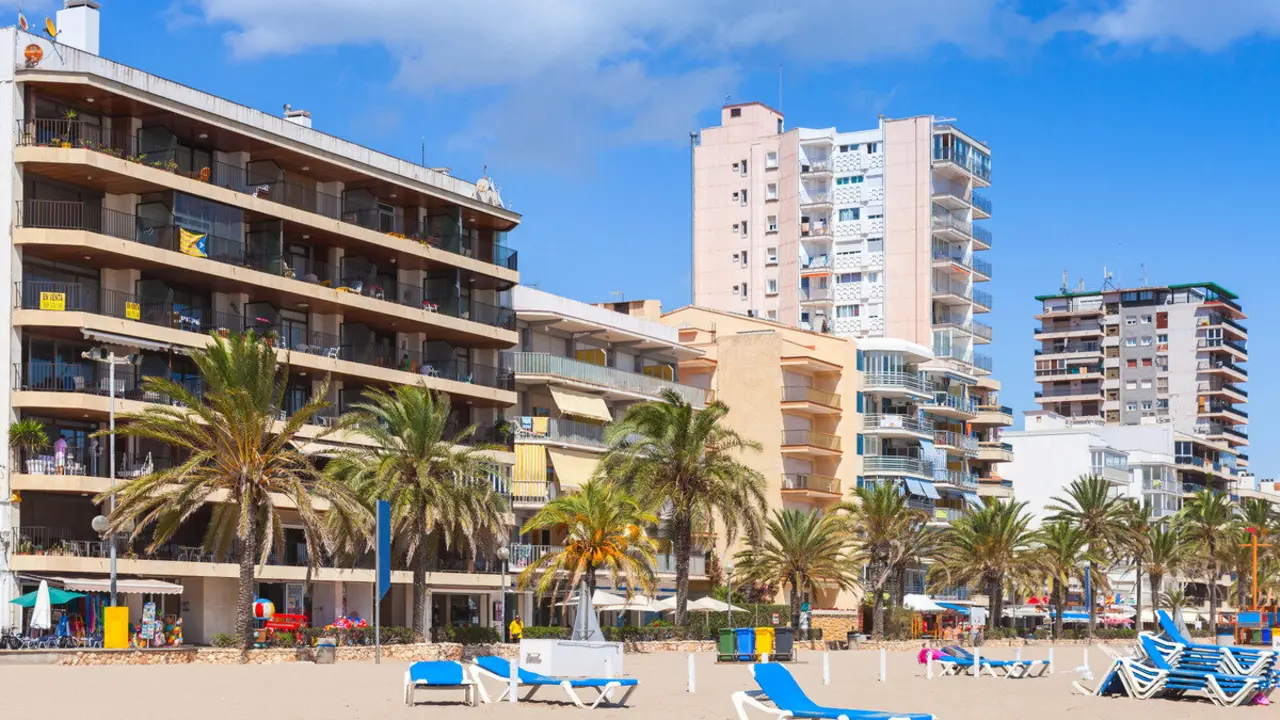 La playa de la Costa Dorada cada vez m&aacute;s popular entre los turistas: no es Salou ./ Expedia