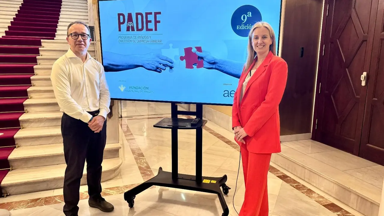 El director general de la Asociaci&oacute;n de Empresa Familiar de Arag&oacute;n (AEFA), Jorge Esteban, y la directora de la Fundaci&oacute;n Caja Rural de Arag&oacute;n, Laura Prada, han presentado la IX edici&oacute;n del Programa de An&aacute;lisis y Direcci&oacute;n de la Empresa Familiar (PADEF).