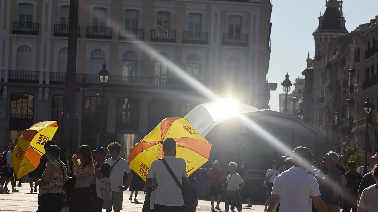 Varias personas pasean por la calle. / EP