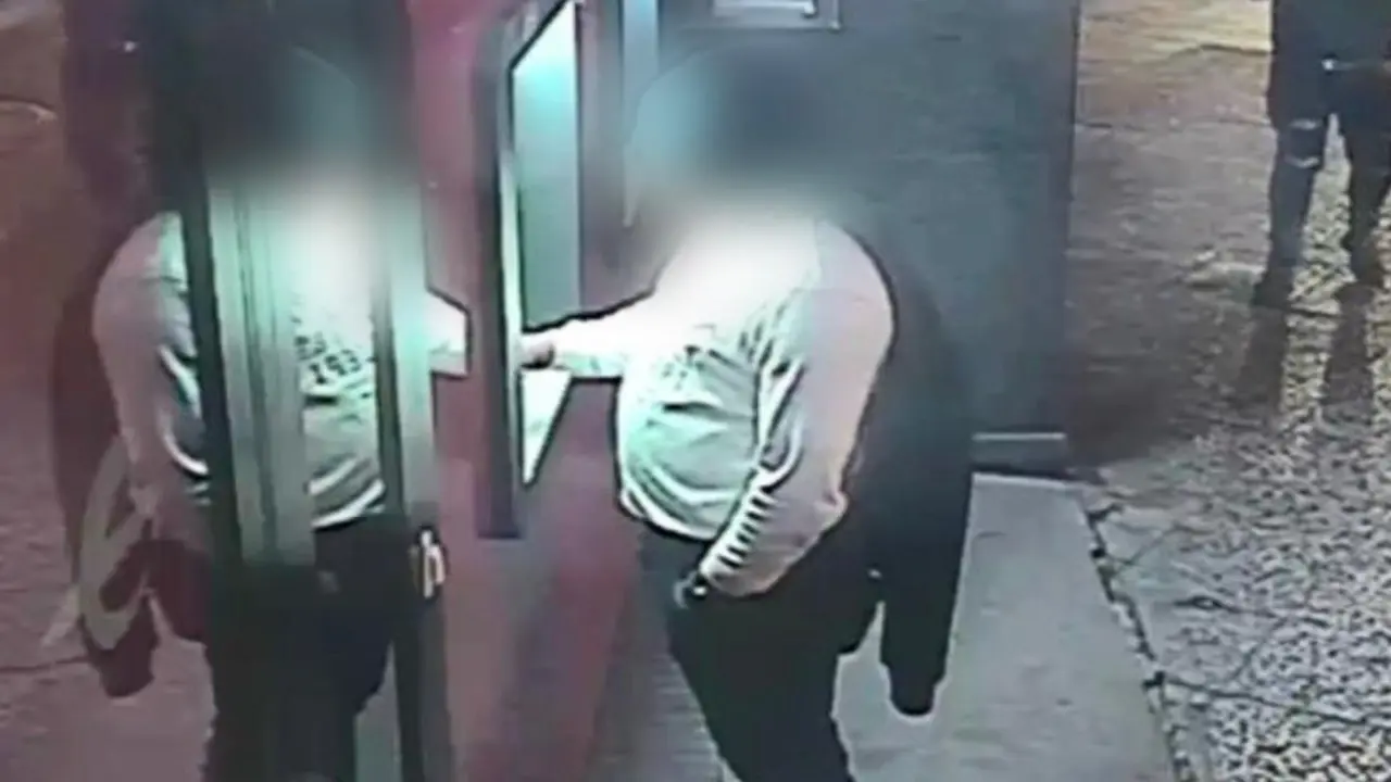 Imagen captada por una c&aacute;mara de una de las personas denunciadas sacando dinero de un cajero cercano a las 3:30 de la madrugada de la noche del suceso/ Cedida a H.A.