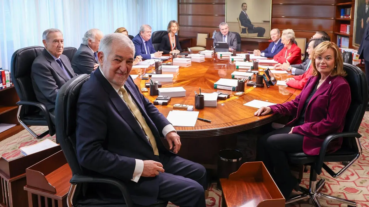 El presidente del Tribunal Constitucional, C&aacute;ndido Conde-Pumpido, y los dem&aacute;s magistrados en un Pleno. / EP