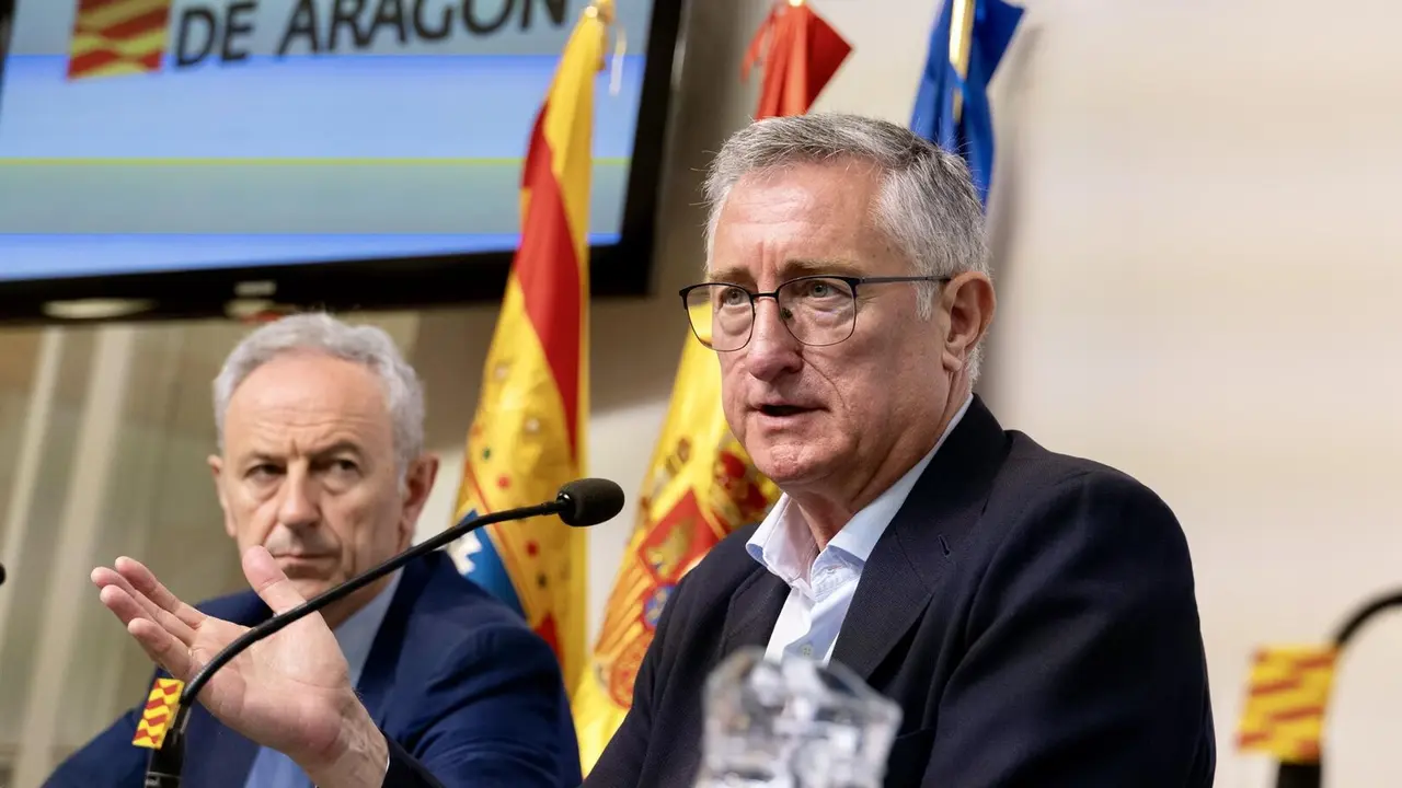 El consejero de Medio Ambiente y Turismo, Manuel Blasco, junto al director gerente del Instituto Aragon&eacute;s del Agua, Luis Esta&uacute;n. - FABIAN SIM&Oacute;N/GOBIERNO DE ARAG&Oacute;N