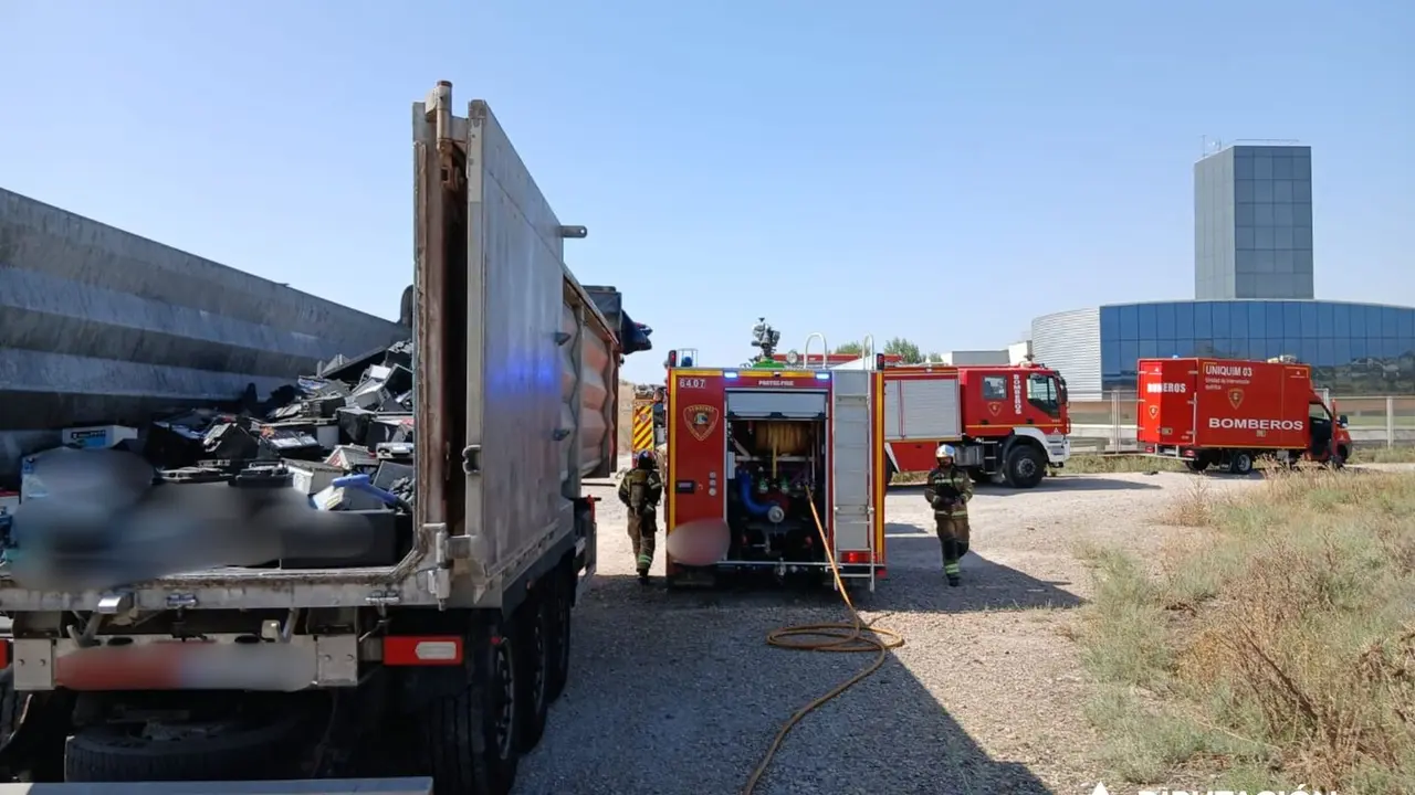 Cami&oacute;n incendiado. / DPZ