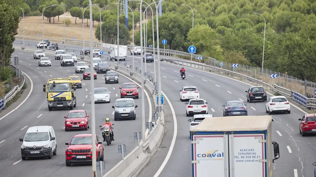 Veh&iacute;culos circulando por autopista ./ E.P