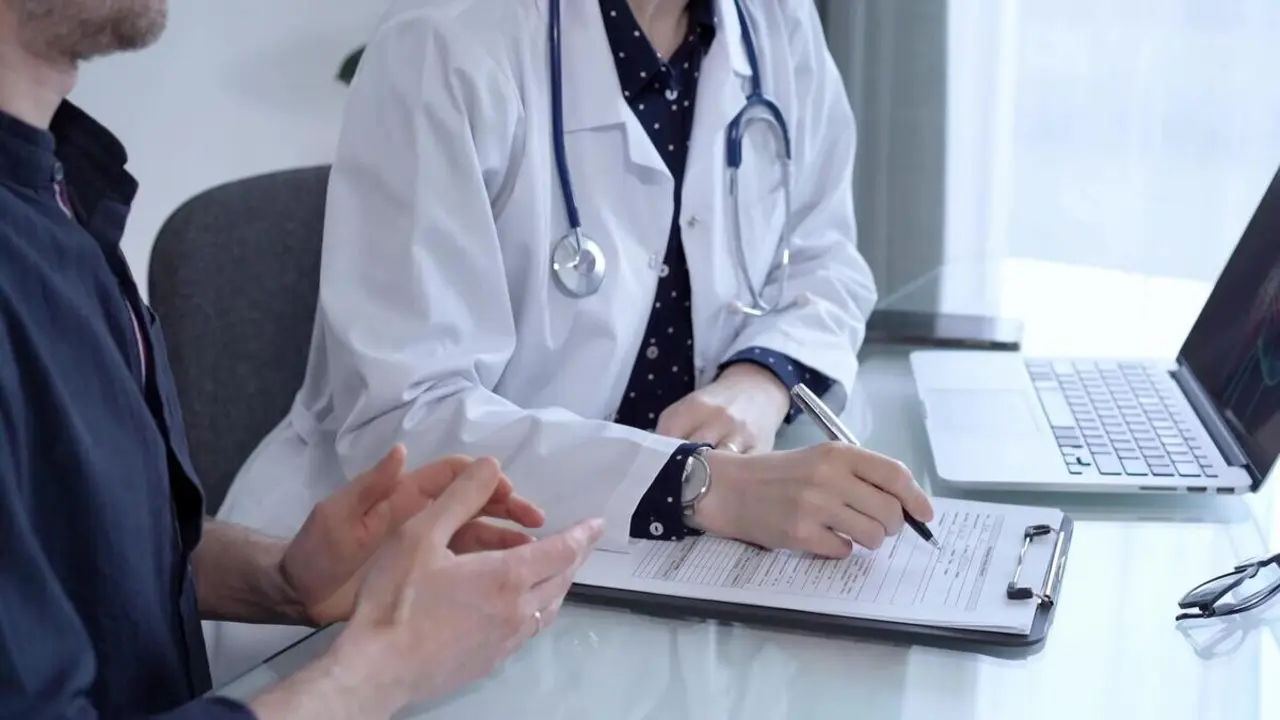 M&eacute;dico en consulta