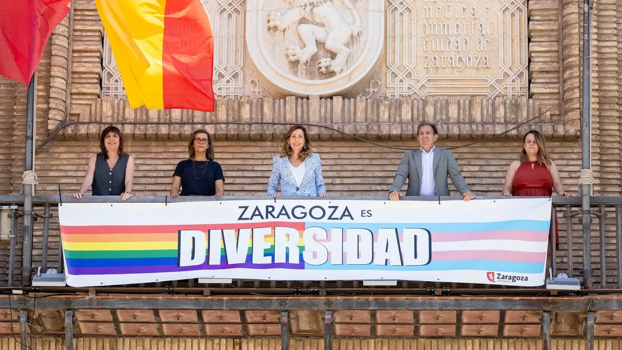 El balc&oacute;n principal del Ayuntamiento de Zaragoza luce la pancarta con el lema &lsquo;Zaragoza es diversidad&rsquo;. /AZ