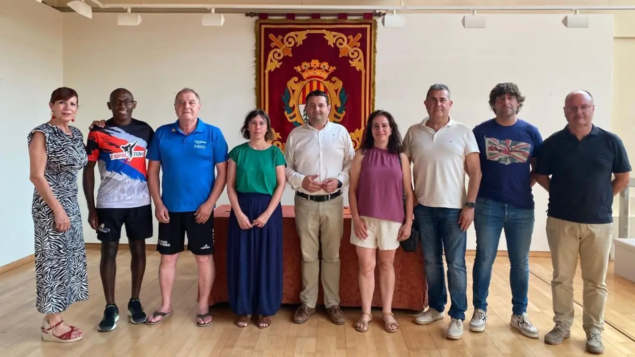 Firma de convenios deportivos en el Ayuntamiento de Alca&ntilde;iz.