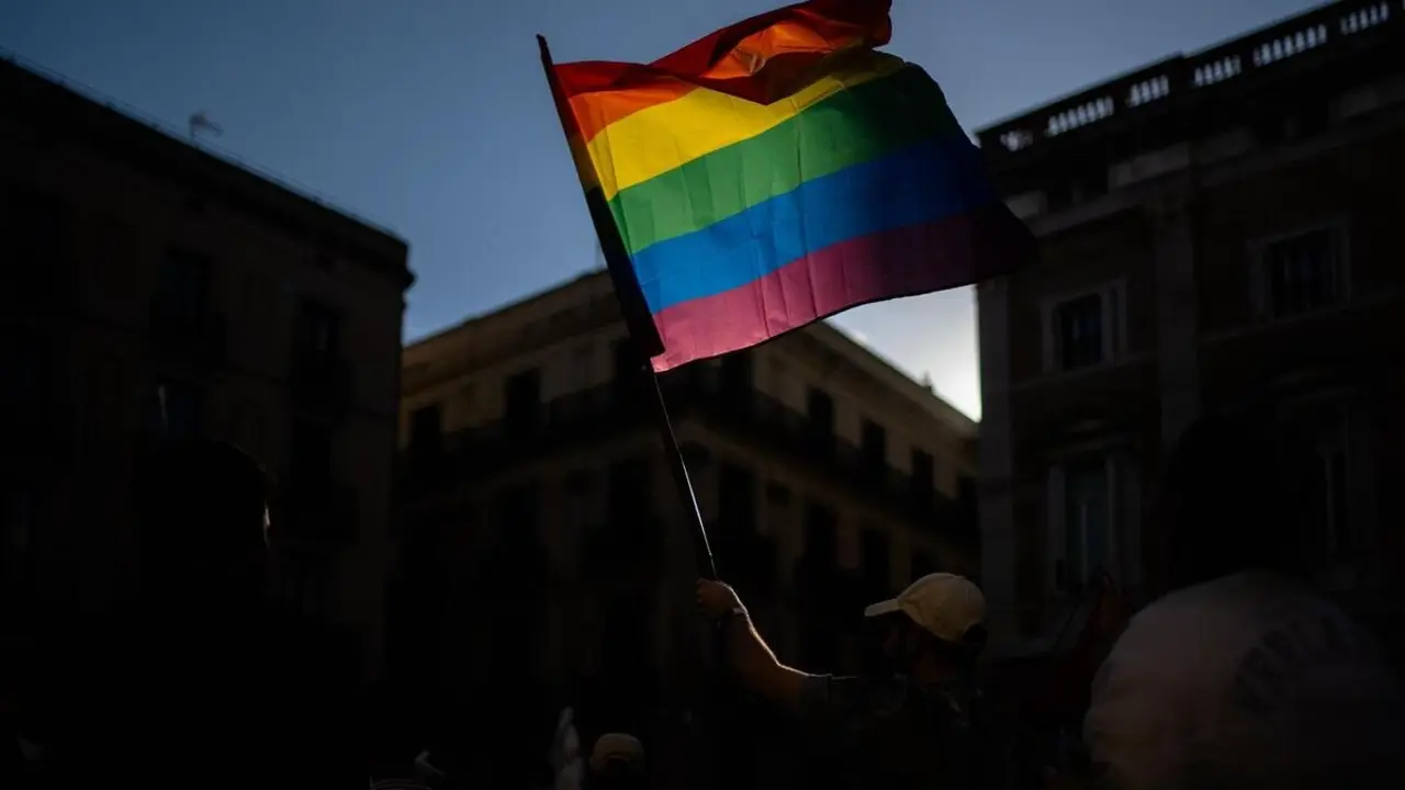 Archivo - Una bandera LGTBI+ durante una manifestaci&oacute;n por el D&iacute;a del Orgullo
- Lorena Sop&ecirc;na - Europa Press - Archivo