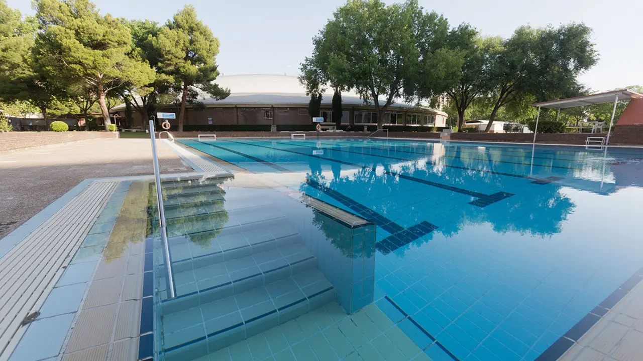 Piscina exterior del Palacio de Deportes de Zaragoza (El Huevo)