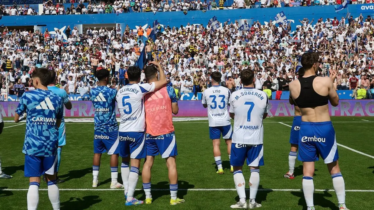 Jugadores del Real Zaragoza aplaudiendo a su afici&oacute;n / Real Zaragoza