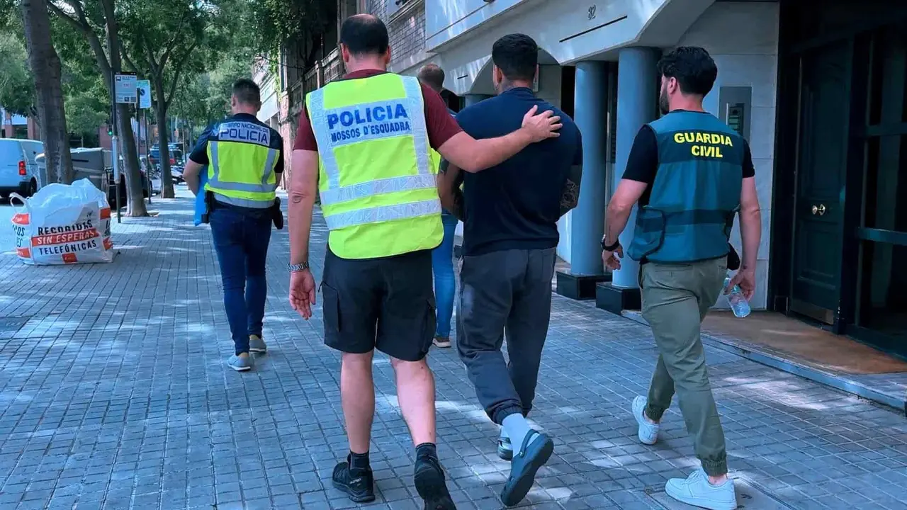 Cae en Barcelona una red que estafaba millones desde falsos 'call centers' / E.Press