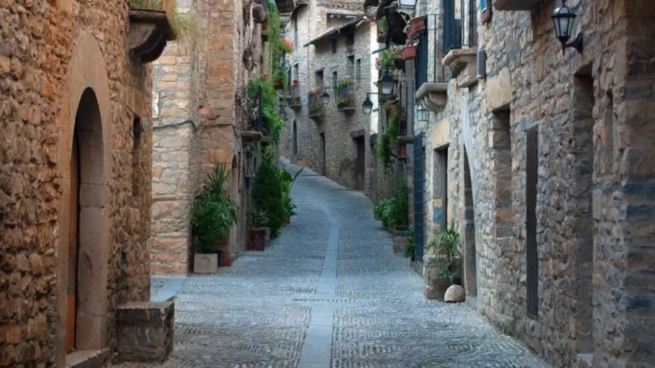 Una de las calles del pueblo  de Arag&oacute;n m&aacute;s popular por los turistas en junio / Turismo de Arag&oacute;n