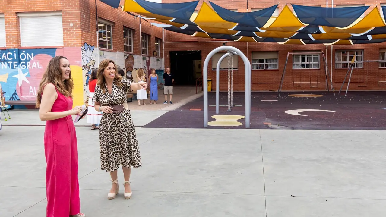 La alcaldesa, Natalia Chueca, en su visita al colegio Alborada. /AZ
