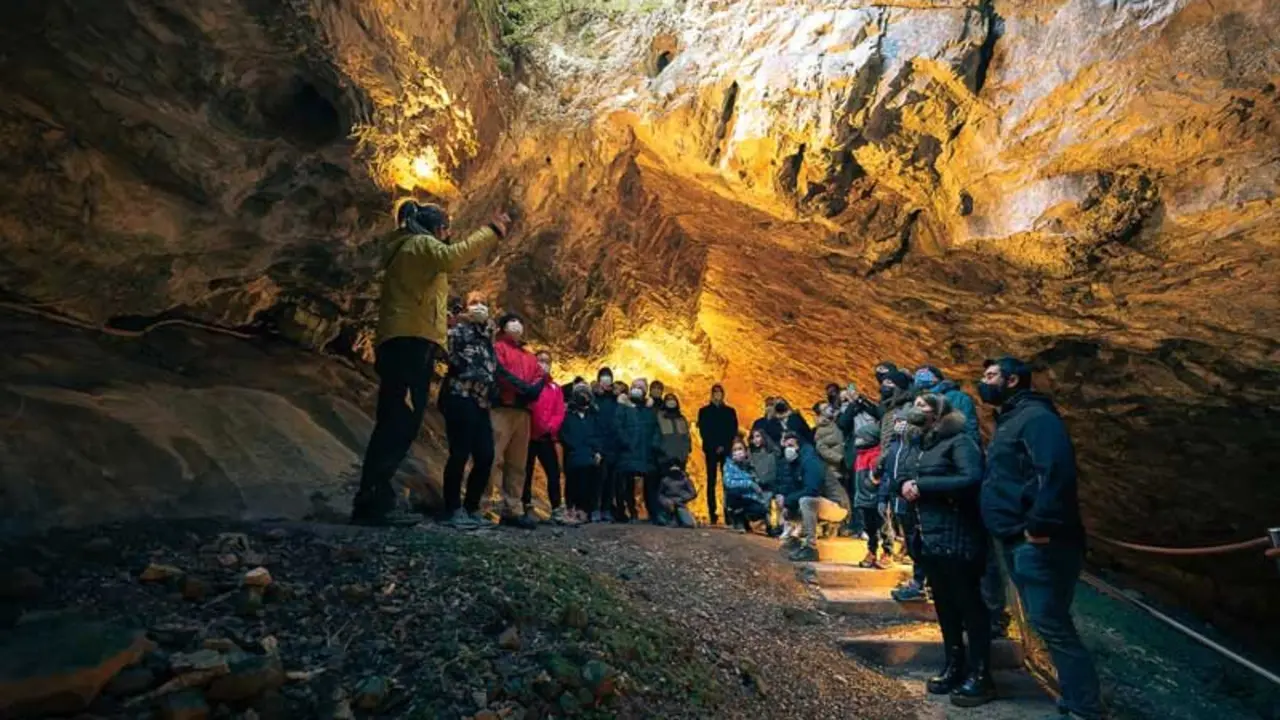 Cueva de las G&uuml;ixas, Villan&uacute;a