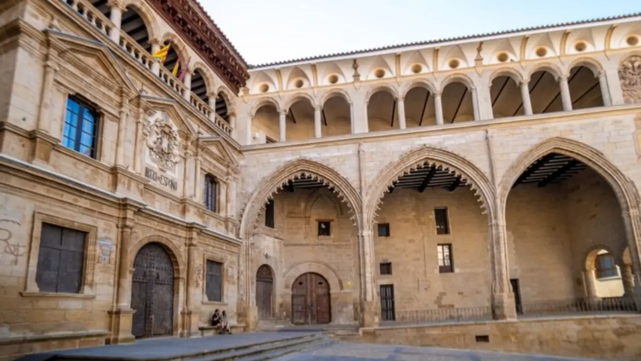 Antigua lonja y casa consistorial de Alca&ntilde;iz, en la plaza de Espa&ntilde;a. / DAVID GIL