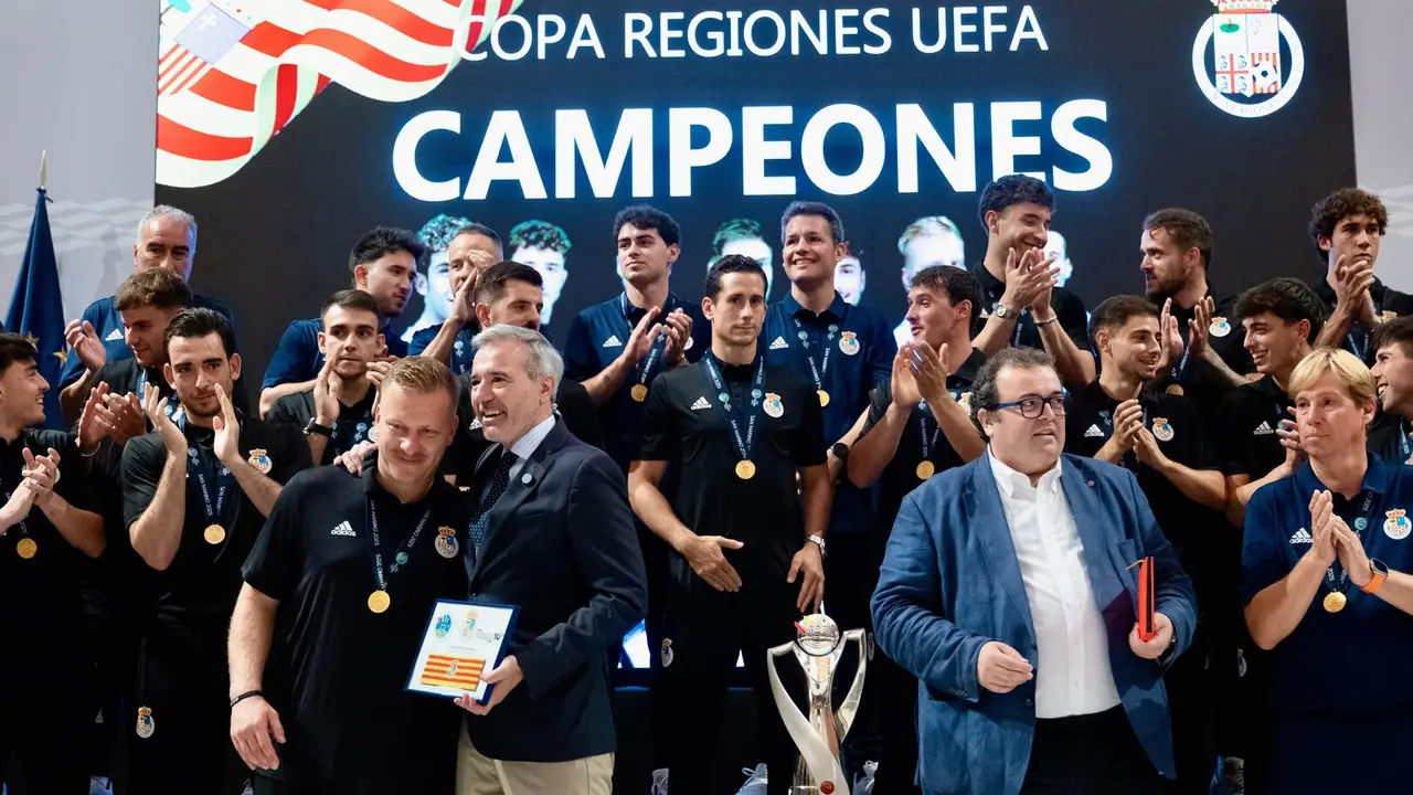 Acto de bienvenida a los campeones de la Copa de Regiones de la UEFA ./ Fabi&aacute;n Sim&oacute;n