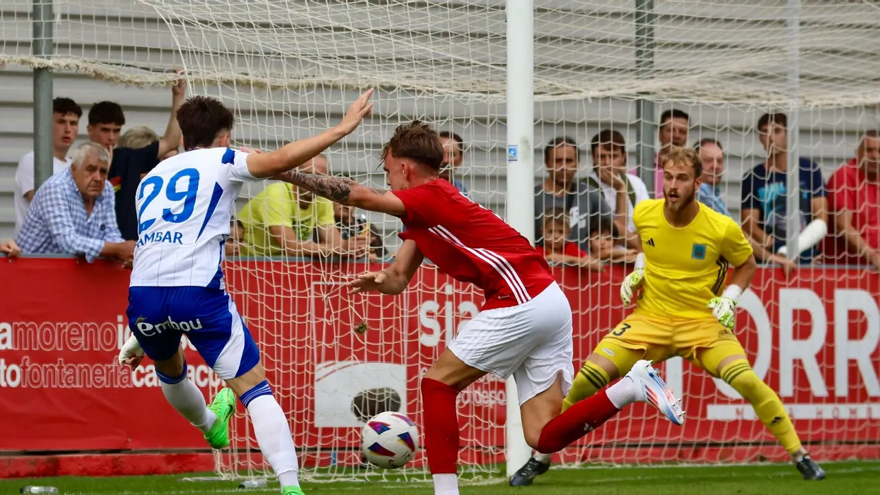 Pau Sans durante el encuentro entre Real Zaragoza y SD Tarazona