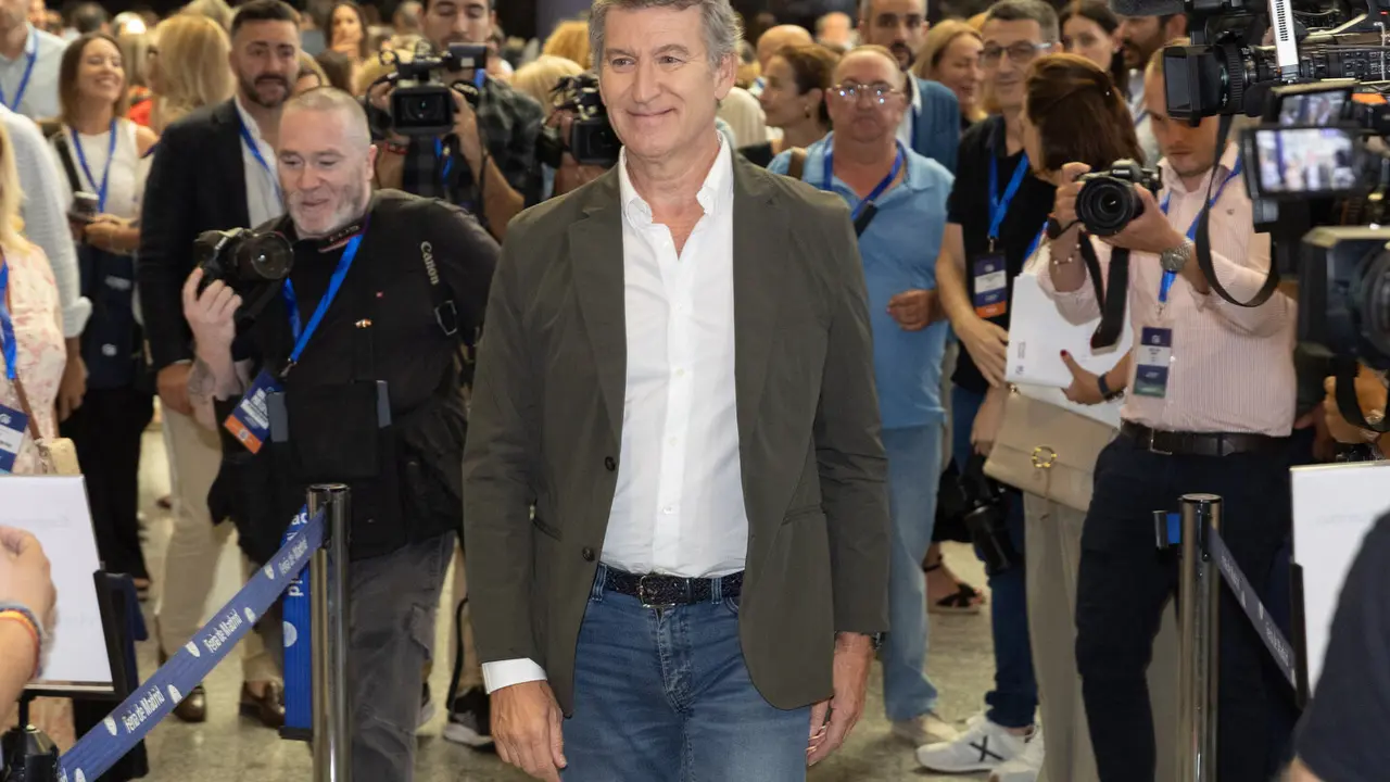 El presidente del PP, Alberto N&uacute;&ntilde;ez Feij&oacute;o, a su llegada al Congreso del PP