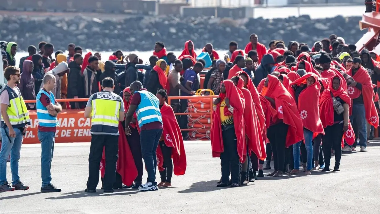 Archivo - Los servicios sanitarios atienden a migrantes llegados en cayuco a Puerto Naos, a 28 de diciembre de 2024, en Arrecife, Lanzarote, Canarias (Espa&ntilde;a).
- Europa Press Canarias - Europa Press - Archivo