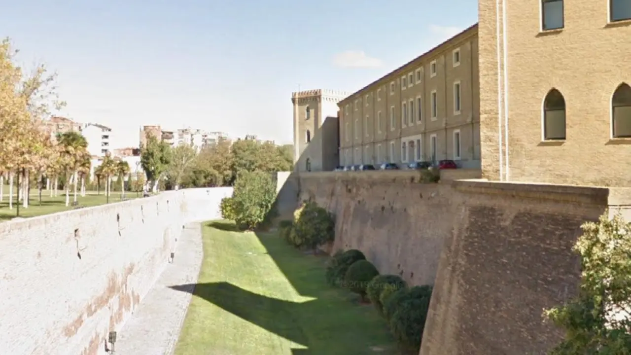 Imagen del foso del Palacio de la Aljafer&iacute;a donde sucedieron los hechos/Google Maps