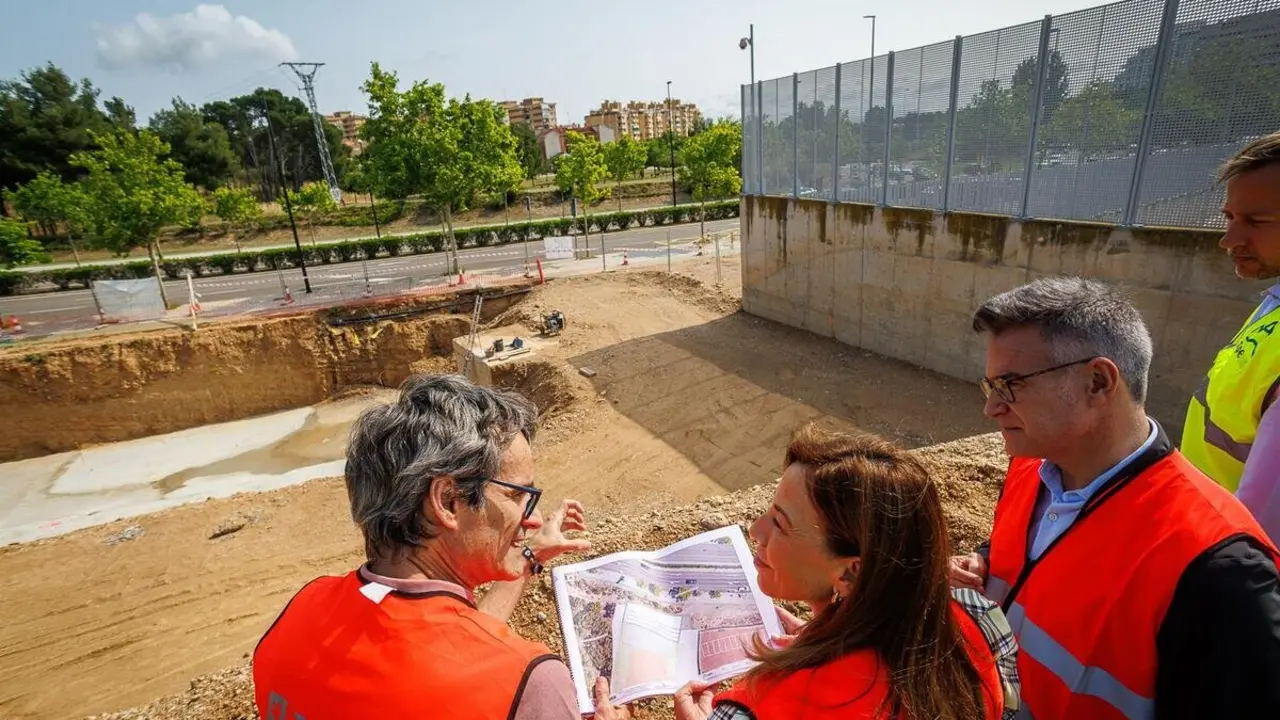Archivo - La alcaldesa de Zaragoza, Natalia Chueca, y el consejero municipal de Urbanismo, Infraestructuras, Energ&iacute;a y Vivienda, V&iacute;ctor Serrano durante las obras ./ Dani Marcos- E.P