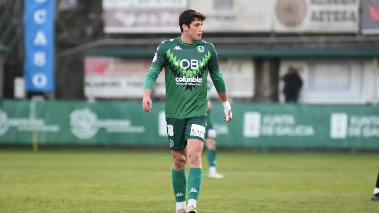 Enol Rodr&iacute;guez durante un partido con el Arenteiro