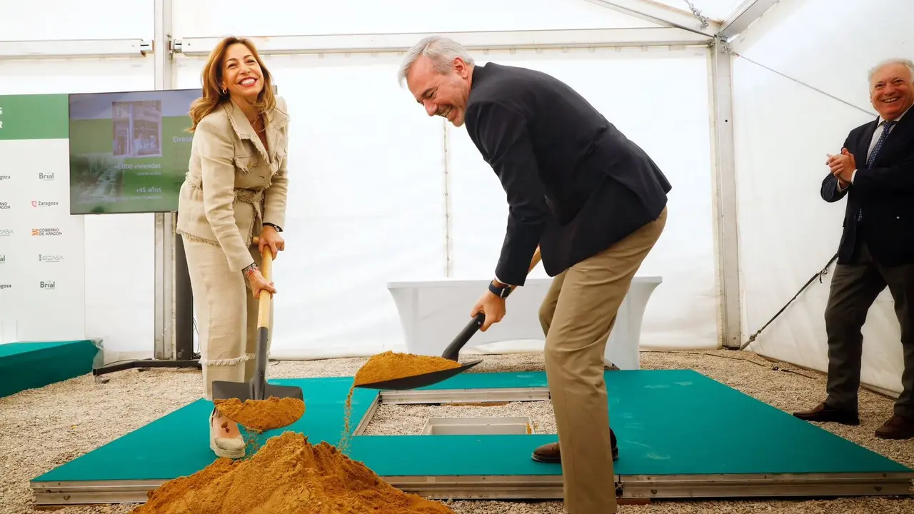 El presidente del Gobierno de Arag&oacute;n, Jorge Azc&oacute;n; la alcaldesa de Zaragoza, Natalia Chueca. /AZ