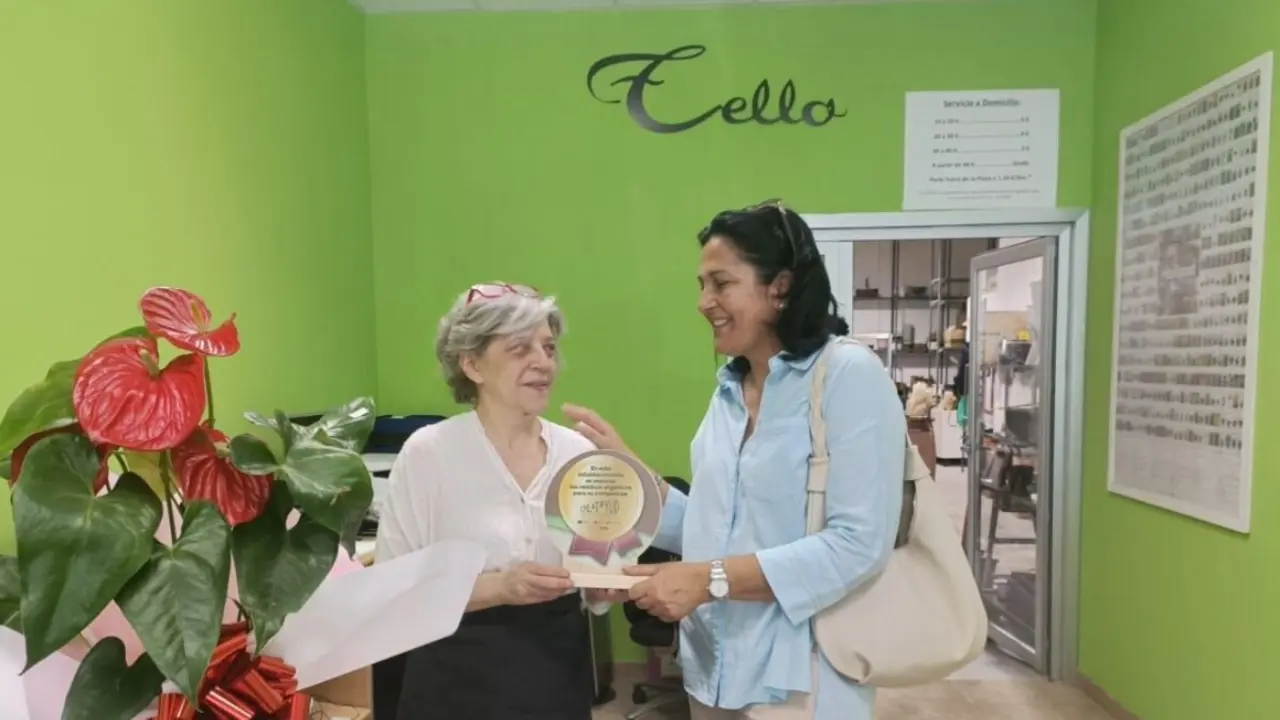 Entrega de uno de los distintivos sobre el reciclaje de materia org&aacute;nica en Calatayud.