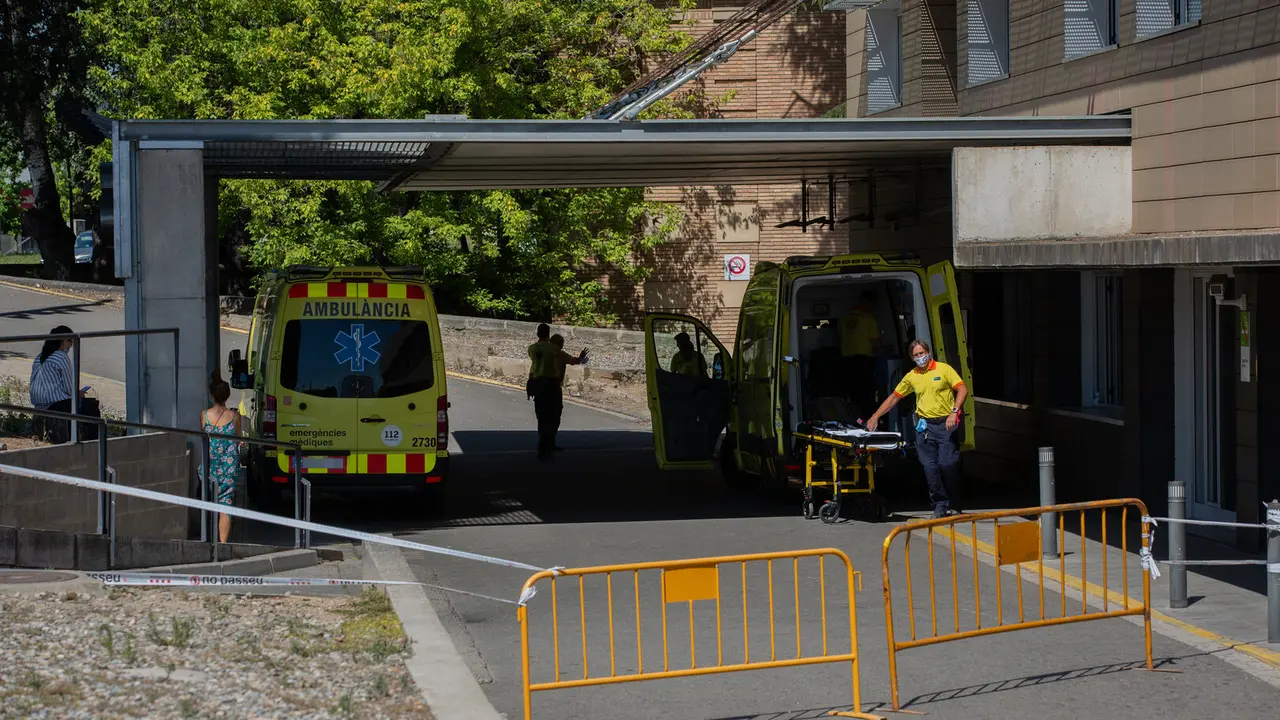 Una ambulancia a su llegada a un hospital en Lleida./ EP