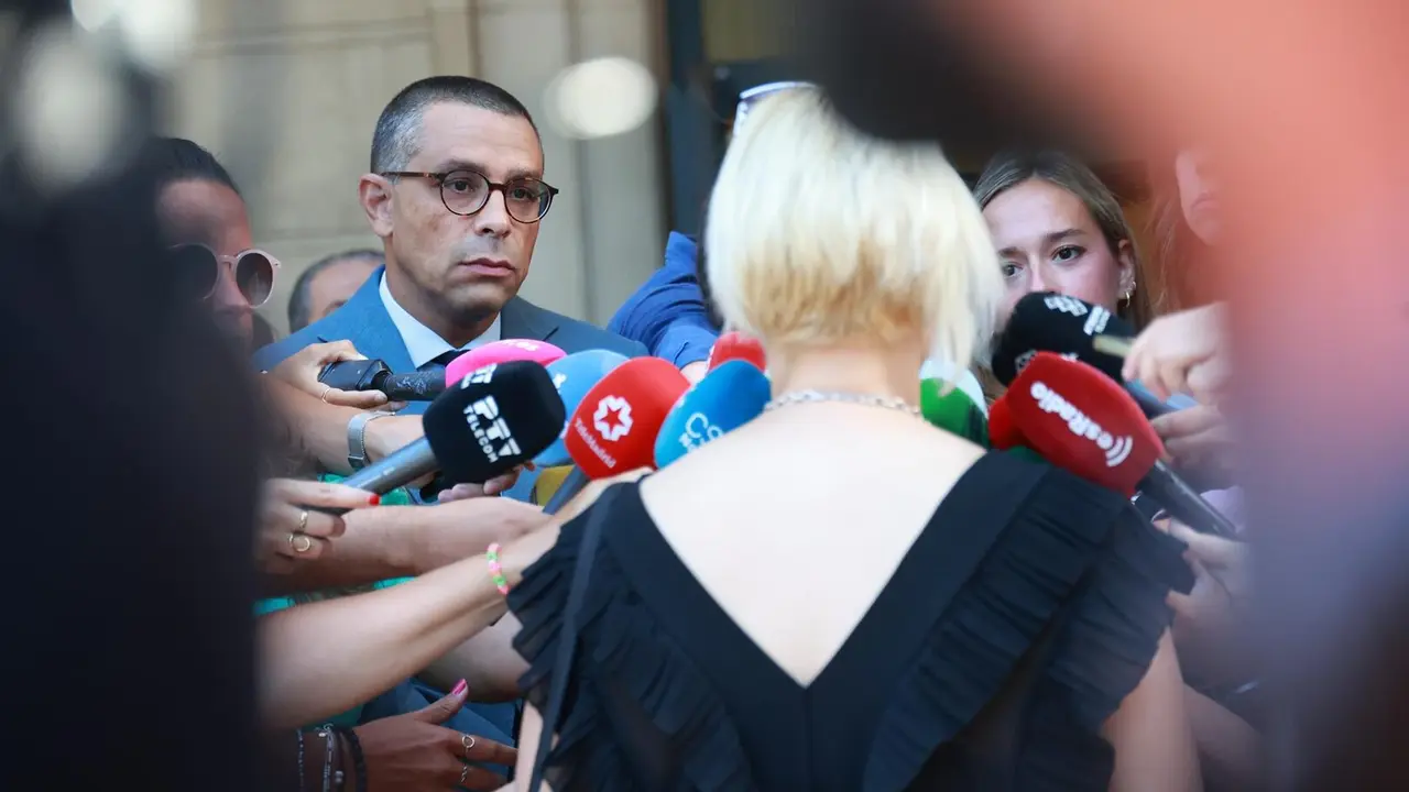 El abogado Jos&eacute; Antonio Sires (i), y la mujer expareja de Candy y denunciante del caso (d)atienden a los medios de comunicaci&oacute;n. /EP