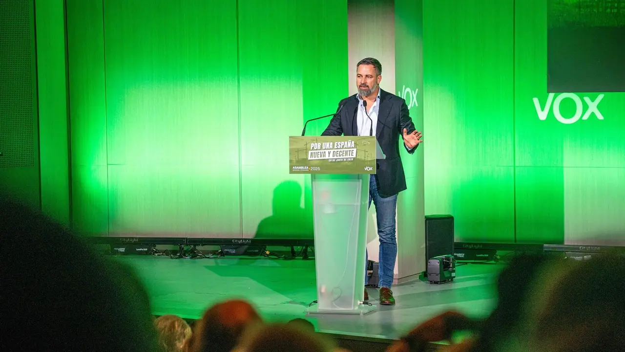 El l&iacute;der de Vox, Santiago Abascal, interviene durante la presentaci&oacute;n del programa econ&oacute;mico y de vivienda de Vox, en el Auditorio Mutua Madrile&ntilde;a, a 29 de junio de 2025, en Madrid (Espa&ntilde;a).
- Gabriel Luengas - Europa Press