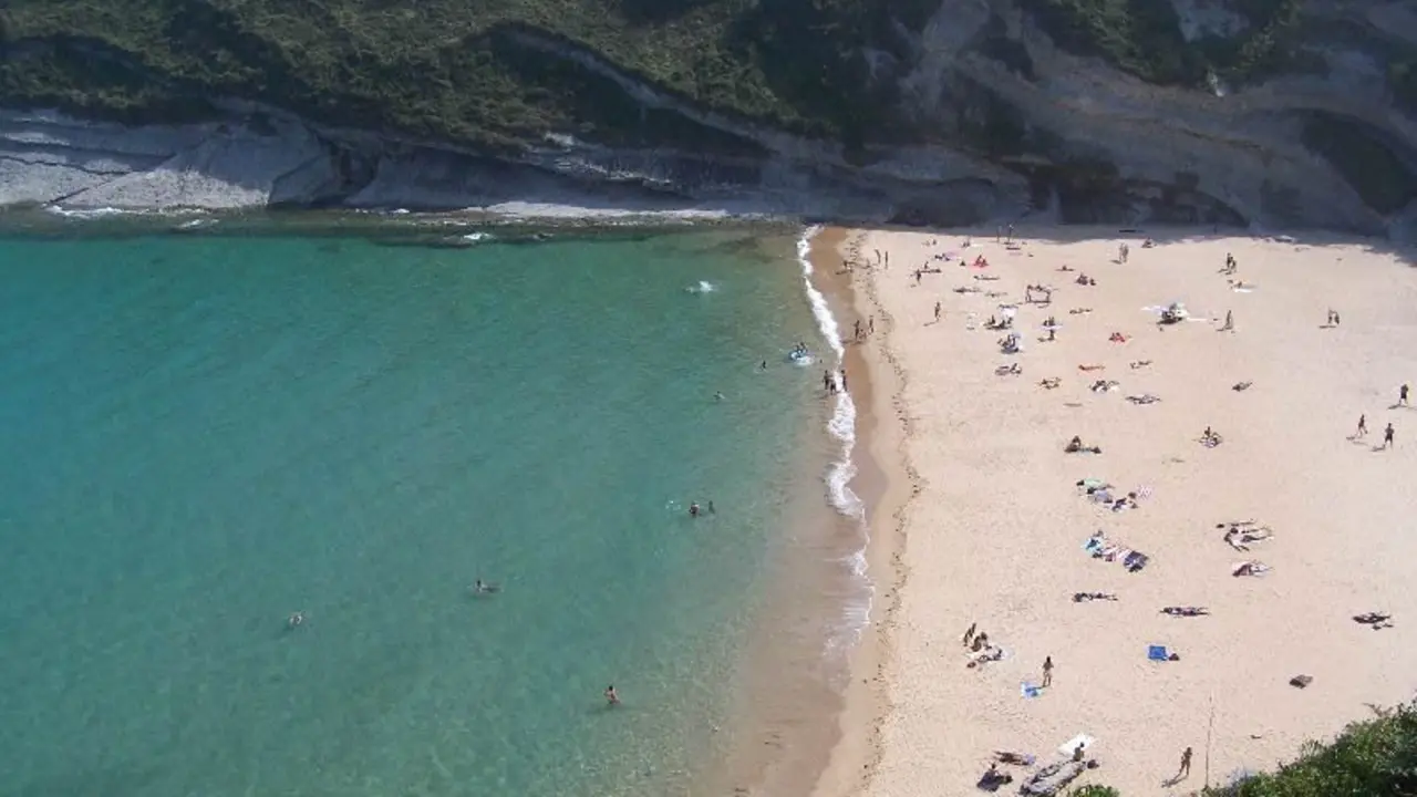 Playa de Matale&ntilde;as. / Turismo de Cantabria