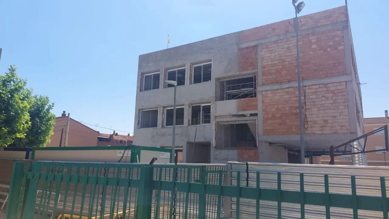 Obras en el nuevo instituto de Educaci&oacute;n Secundaria de El Burgo.