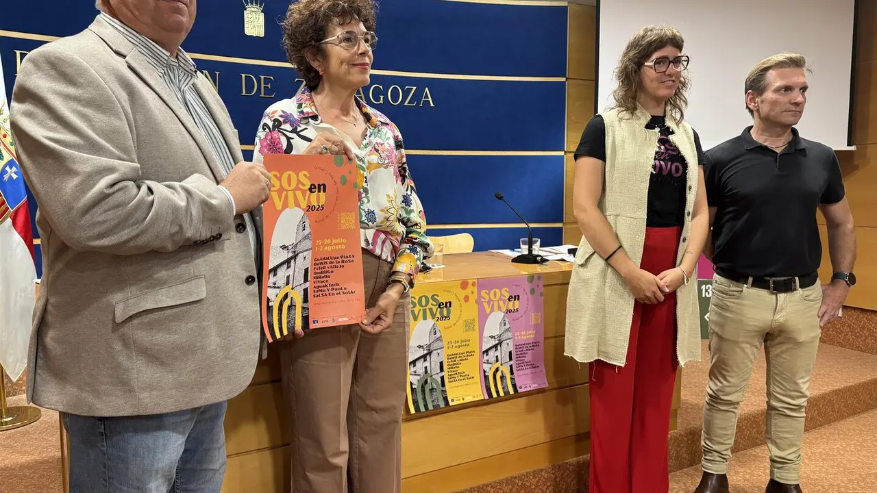 El diputado de la DPZ Alfredo Zald&iacute;var; la presidenta de la Asociaci&oacute;n de Empresarios Tur&iacute;sticos de Sos del Rey Cat&oacute;lico, Margarita Garc&iacute;a; la directora de 'Sos en vivo', Luc&iacute;a Ruiz; y el consejero de Turismo de la Comarca de Cinco Villas, Armando Soria.