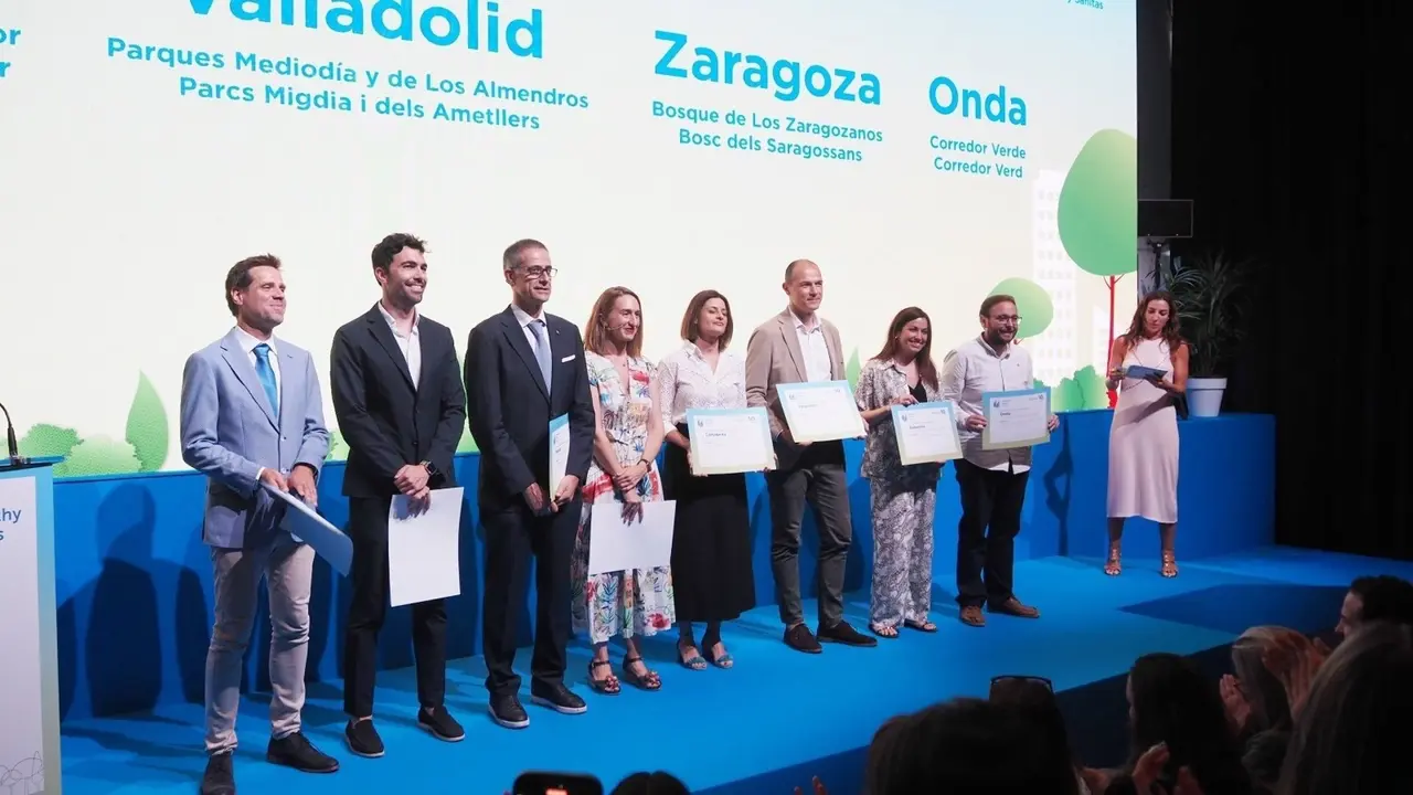 La consejera municipal de Medio Ambiente y Movilidad del Ayuntamiento de Zaragoza, Tatiana Gaudes, recoge uno de los premios a los mejores proyectos de regeneraci&oacute;n urbana de Espa&ntilde;a dentro de los reconocimientos Healthy Cities 2025
- AYUNTAMIENTO DE ZARAGOZA