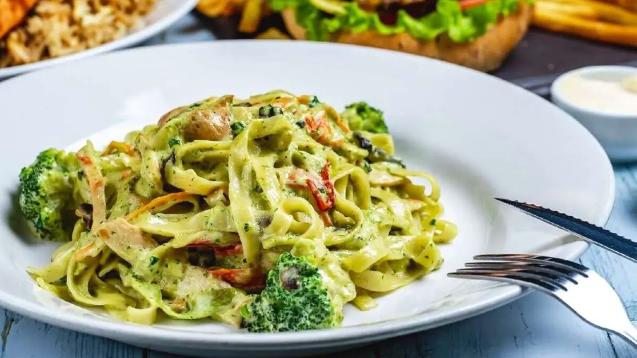 Pasta al pesto con pollo