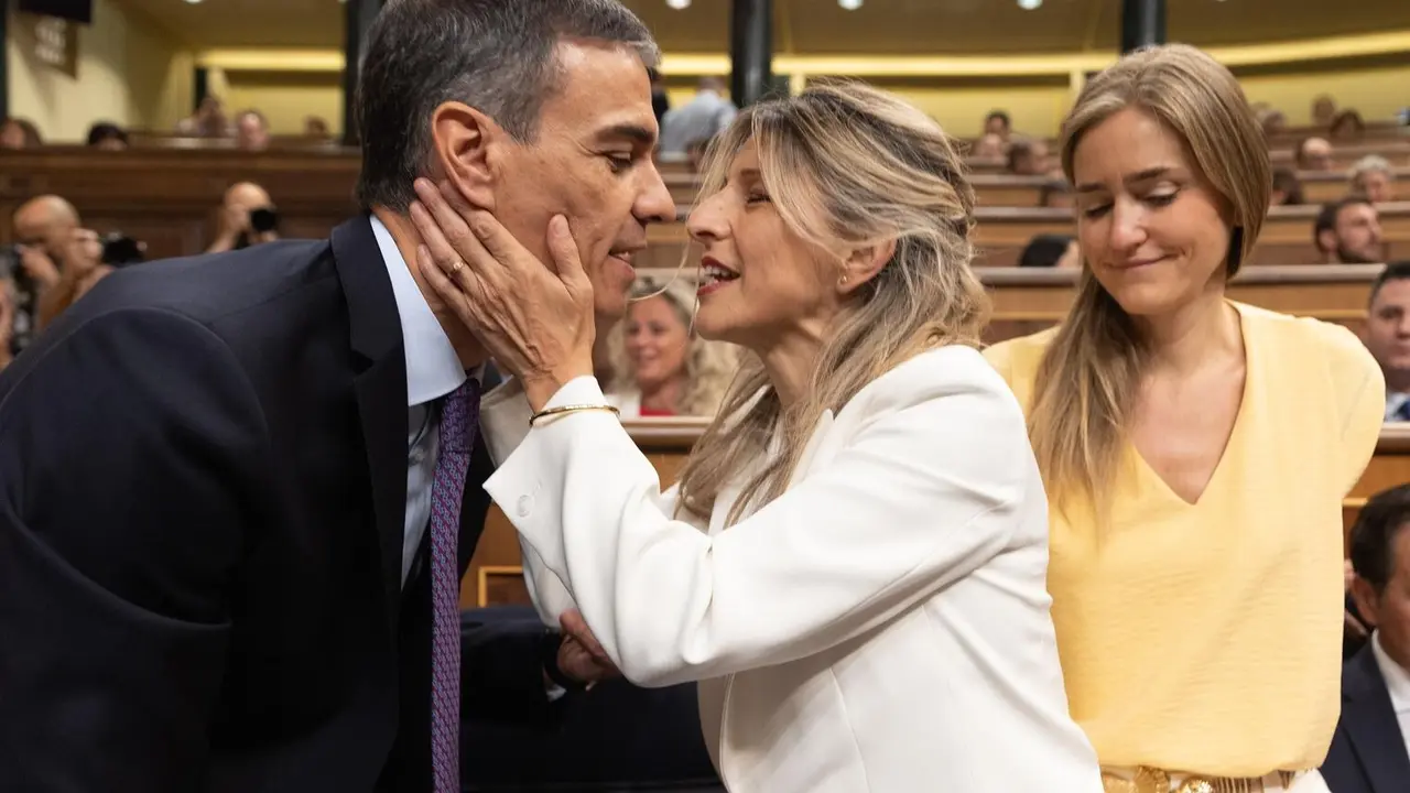 El presidente del Gobierno, Pedro S&aacute;nchez, saluda a la vicepresidenta segunda y ministra de Trabajo, Yolanda D&iacute;az. / EP