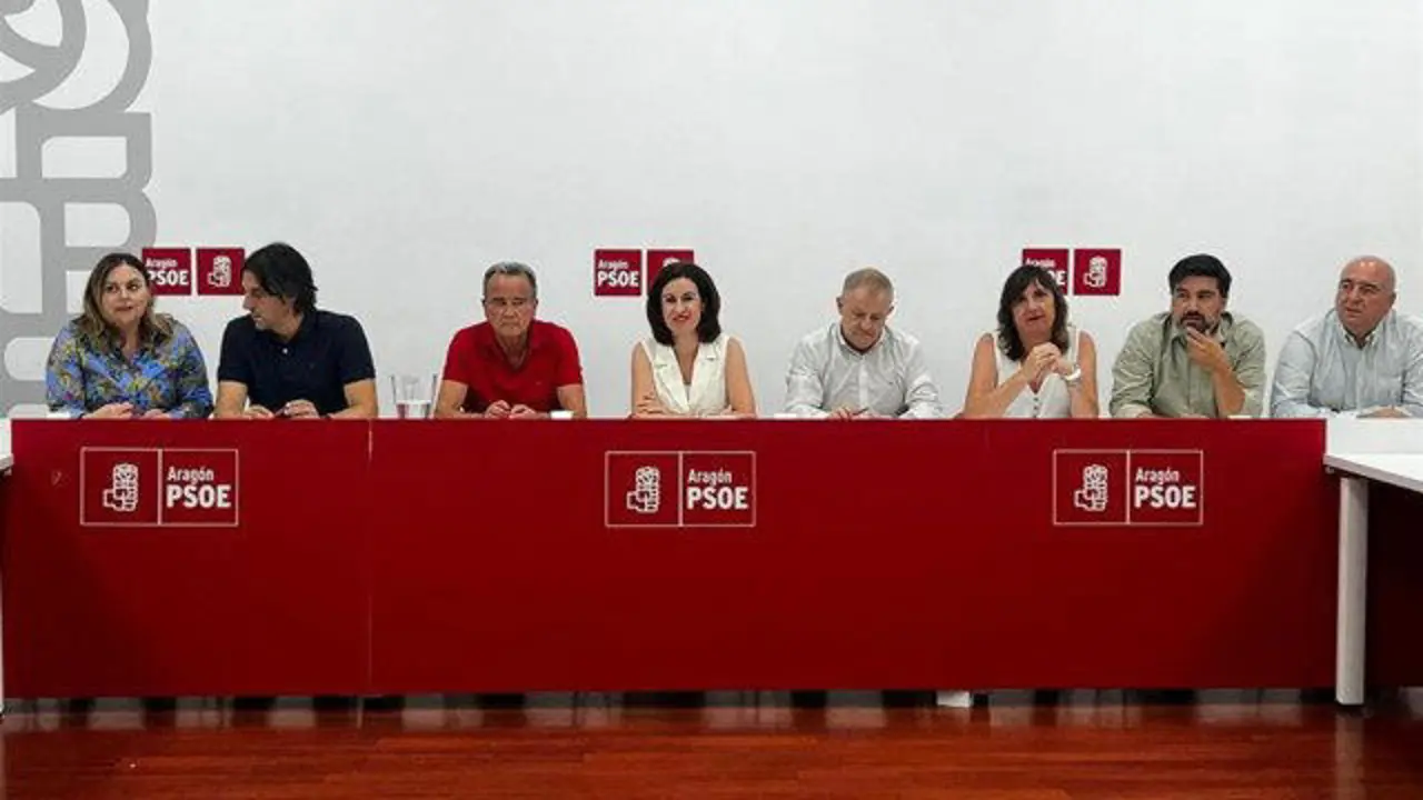 La secretaria general del PSOE Zaragoza, Teresa Ladrero, al frente de la reuni&oacute;n de la Ejecutiva Provincial.