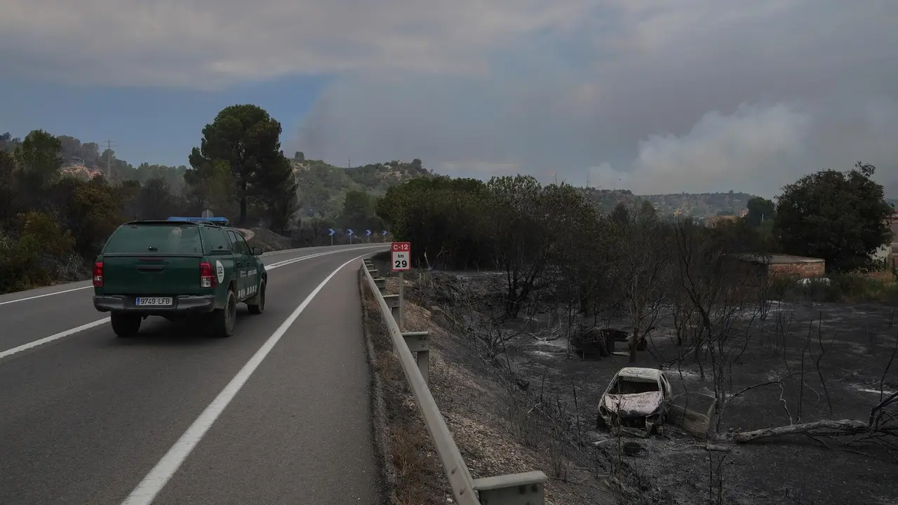 Un veh&iacute;culo calcinado por el incendio de Pa&uuml;ls, a 8 de julio de 2025, en Aldover, Tarragona, Catalu&ntilde;a (Espa&ntilde;a). / EP